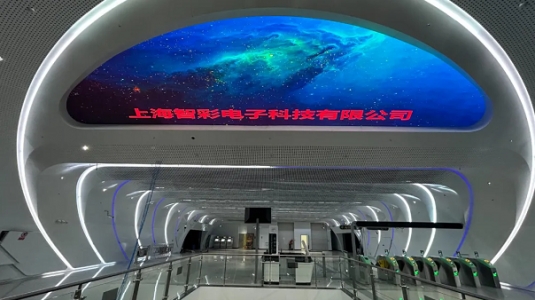 智彩科技打造超炫夢(mèng)幻成都地鐵機(jī)車(chē)廠站LED天幕屏