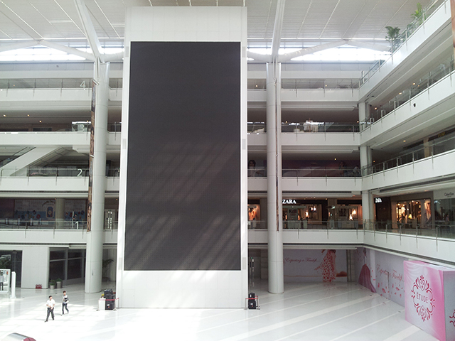 遼寧沈陽(yáng)皇城國(guó)際商貿(mào)城P5室內(nèi)全彩LED顯示屏由上海智彩科技承制、安裝